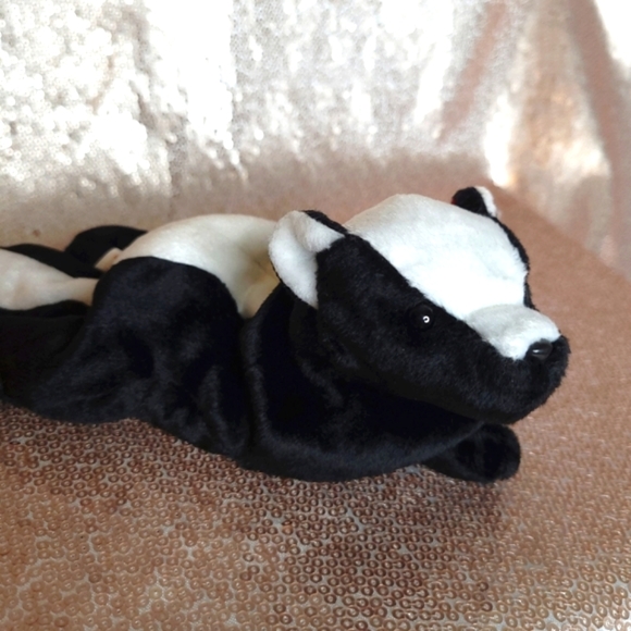 Ty Beanie Baby "Stinky" BNWT black and white skunk 🦨 - RARE - Picture 3 of 8
